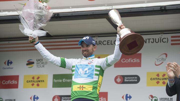 El ciclista español del Movistar Alejandro Valverde celebra su victoria en la clasificación general de la Volta a Catalunya 2018.