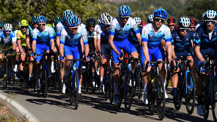 Los ciclistas del BikeExchange-Jayco ruedan durante la primera etapa de la Volta a la Comunitat Valenciana.