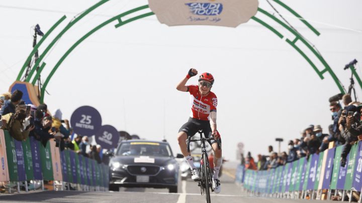El ciclista belga del Lotto-Soudal Maxim Van Gils celebra su victoria en solitario en la cuarta etapa del Tour de Arabia Saudí.
