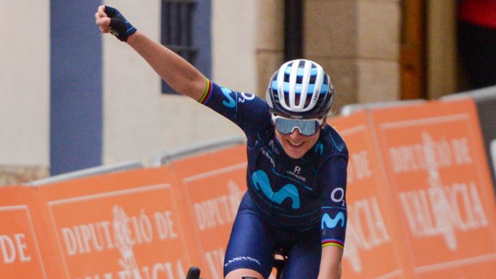Annemiek Van Vleuten gana en la Setmana Ciclista 2022.