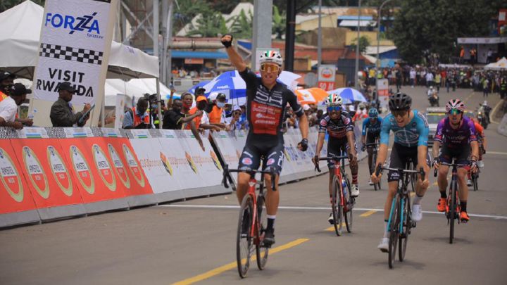 El ciclista colombiano del Drone Hopper-Androni Giocattoli Jhonatan Restrepo celebra su victoria en la segunda etapa del Tour de Ruanda.