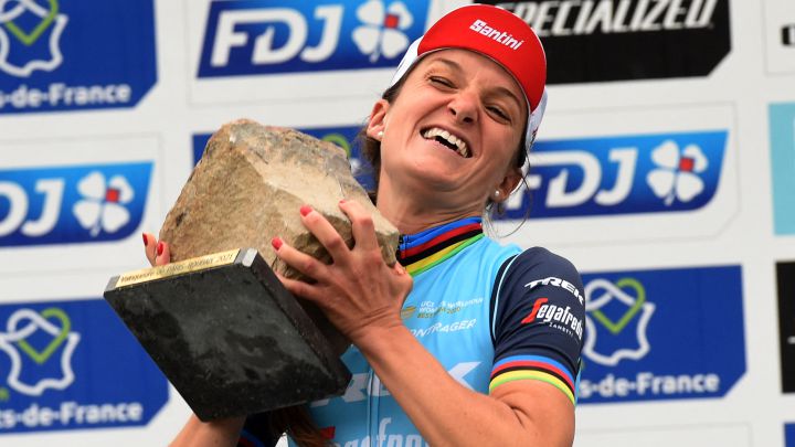 La ciclista británica Lizzie Deignan levanta el trofeo de campeona de la primera edición de la París-Roubaix femenina en 2022.