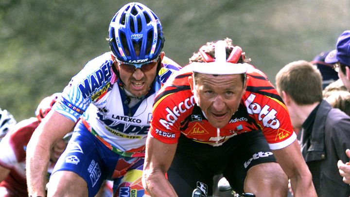 El ciclista belga Andrei Tchmil y el también belga Johan Museeuw ruedan en la subida al Tenbosse en el Tour de Flandres del año 2000.