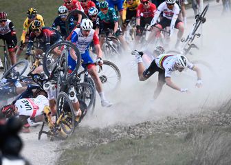 Las imágenes de la caída masiva en el Strade Bianche 2022