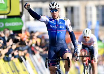 Jakobsen vuela ante Van Aert