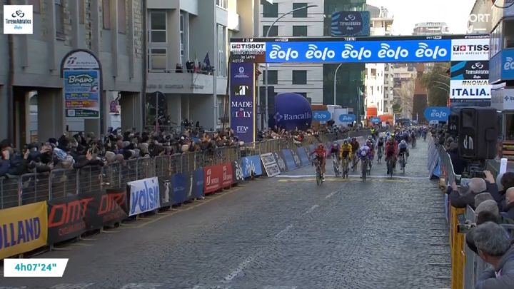 Caleb Ewan vence en la etapa 3 de la Tirreno-Adriático.