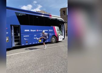 Evenepoel luce técnica en el reto futbolero de Pogacar: los toques del ciclista futbolista