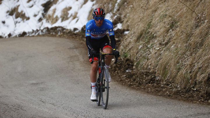 El ciclista esloveno Tadej Pogacar rueda en solitario en cabeza de carrera en la sexta etapa de la Tirreno-Adriático entre Apecchio y Carpegna.