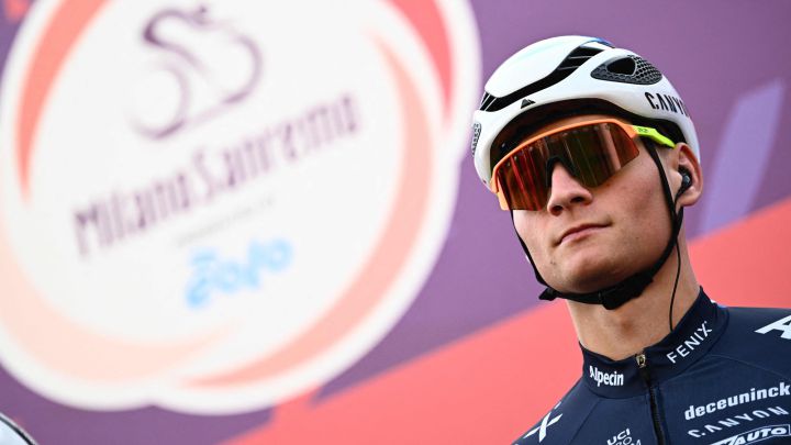 El ciclista neerlandés del Alpecin-Fenix Mathieu van der Poel, antes de tomar la salida en la Milán-San Remo.