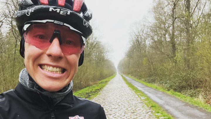 Pogacar entrena sobre los adoquines de la París-Roubaix