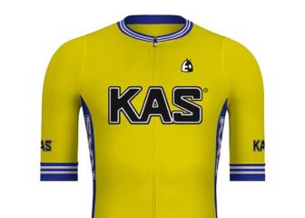 KAS relanza su maillot de los 80 en apoyo a refugiados ucranianos