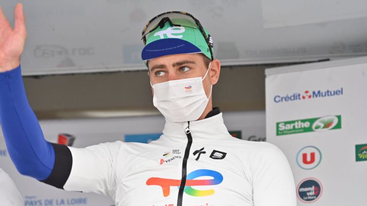 El ciclista eslovaco Peter Sagan saluda antes de tomar la salida en la primera etapa del Circuito de la Sarthe.