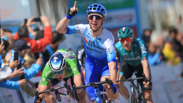 El ciclista australiano del BikeExchange Jayco Kaden Groves celebra su victoria en la segunda etapa del Tour de Turquía.