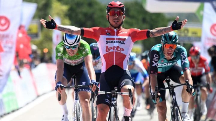 El ciclista australiano Caleb Ewan celebra su victoria en la sexta etapa del Tour de Turquía.
