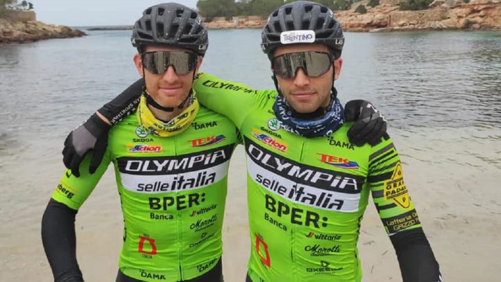 El ciclista Andrea Righettini, junto a su compatriota Stefano Dal Grande antes de competir en la Vuelta a Ibiza Scott de BTT.