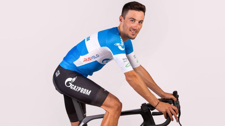 El ciclista español José Manuel Díaz posa con la equipacióny la bici del Gazprom-Rusvelo, equipo al que se unió en la temporada 2022.