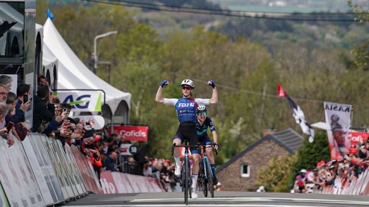 La ciclista italiana Marta Cavalli celebra su victoria ante Annemiek Van Vleuten en la Flecha Valona Femenina 2022 en el Muro de Huy.