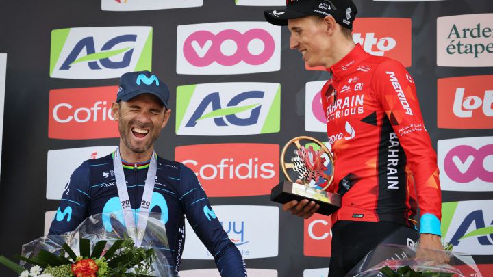 El ciclista español Alejandro Valverde, junto a Dylan Teuns en el podio de la Flecha Valona 2022.