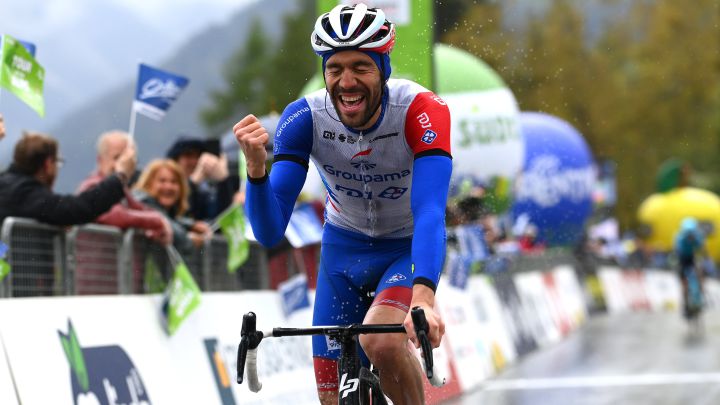 El ciclista francés Thibaut Pinot celebra su victoria en la quinta etapa del Tour de los Alpes con final en Lienz.