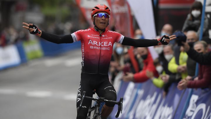 El ciclista colombiano Nairo Quintana celebra su victoria en la primera etapa de la Vuelta a Asturias Julio Álvarez Mendo 2021.