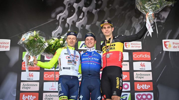 Los ciclistas belgas Quinten Hermans, Remco Evenepoel y Wout Van Aert posan en el podio de la Lieja-Bastoña-Lieja 2022.