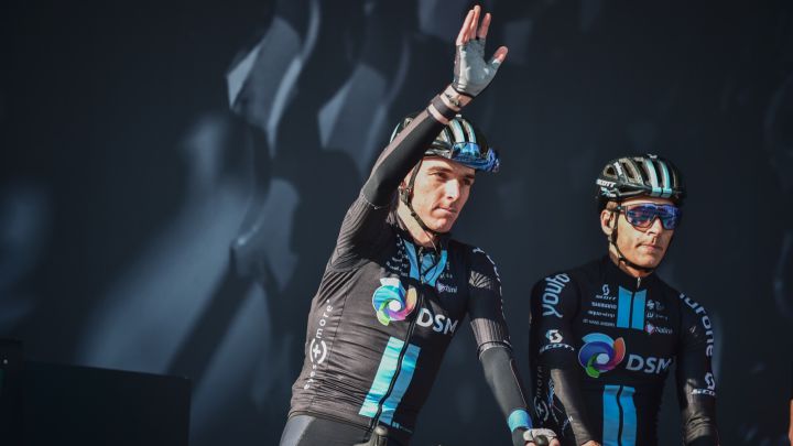 El ciclista francés del DSM Romain Bardet saluda antes de la salida en la Lieja-Bastoña-Lieja.