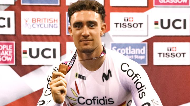El pistard español Alejandro Martínez posa con la medalla de bronce conseguida en la Copa de las Naciones de Ciclismo en Pista celebrada en Glasgow.