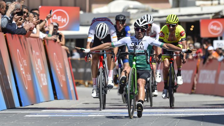Eduard Prades se cae en la línea de meta de la etapa 1 del Tour de Grecia 2022.