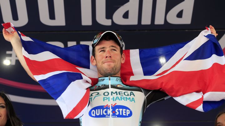 El ciclista británico Mark Cavendish celebra su victoria en la decimotercera etapa del Giro de Italia 2013 entre Busseto y Cherasco.