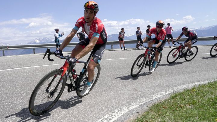 El ciclista alavés Mikel Landa tira del pelotón junto a Pello Bilbao durante la segunda etapa del Tour de los Alpes 2022.