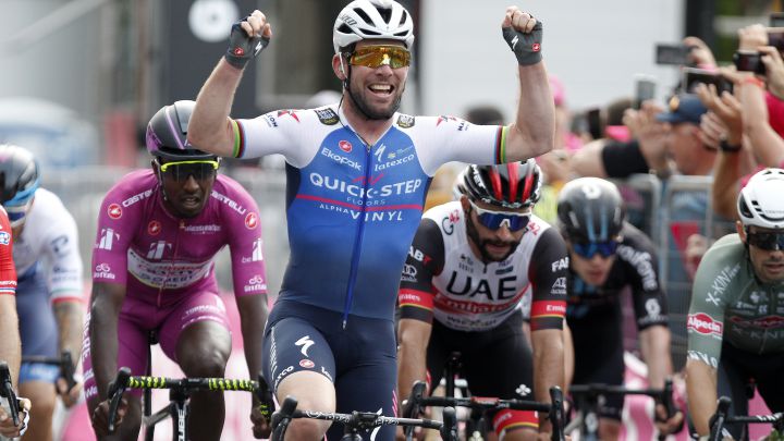Cavendish vuelve a ganar en el Giro con un bonito esprint
