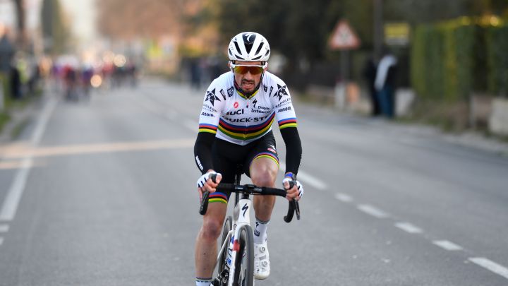 El ciclista francés Julian Alaphilippe, durante una carrera con el maillot de campeón del mundo.