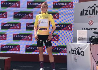 Victoria de Vollering y maillot amarillo en la Itzulia Women 2022