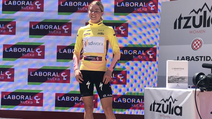 La ciclista neerlandesa Demi Vollering posa con el jersey amarillo de líder de la Itzulia Women tras ganar la primera etapa en Labastida.