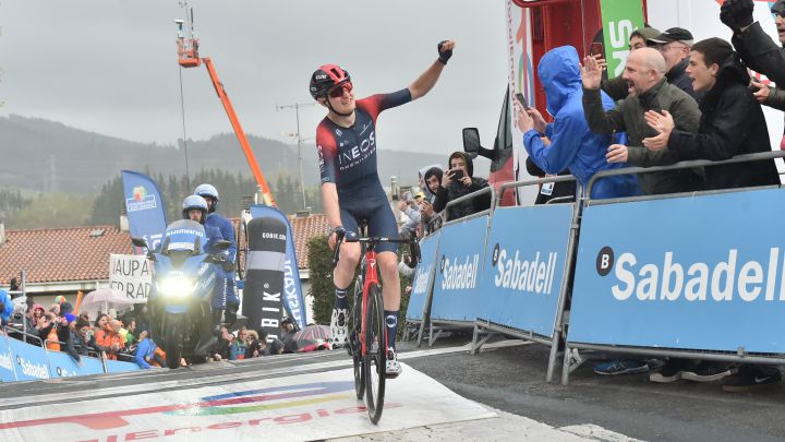 El ciclista español Carlos Rodríguez celebra su victoria en la cuarta etapa de la Itzulia, la Vuelta al País Vasco 2022, en Mallabia.