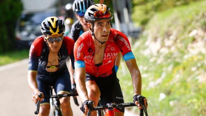 El ciclista español Mikel Landa rueda junto a Richard Carapaz y Romain Bardet durante la subida al Blockhaus en la novena etapa del Giro de Italia 2022.