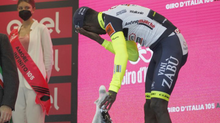 Girmay abandona en el Giro tras su golpe en el ojo con el corcho del champán