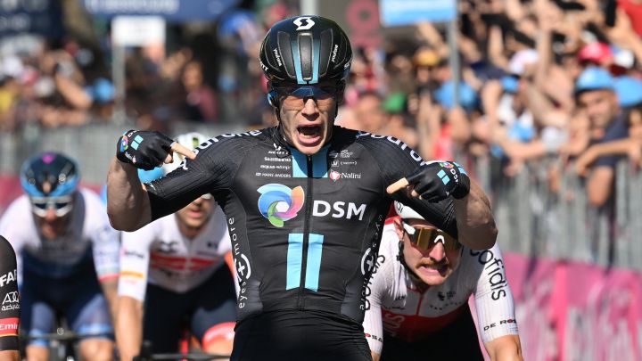 Dainese suma su primer triunfo en el Giro a costa de Gaviria