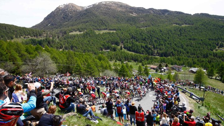 Los ciclistas suben el Passo del Mortirolo durante la decimosexta etapa del Giro de Italia 2017 entre Rovetta y Bormio.