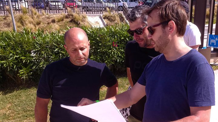 Pascual Momparler, organizador de la prueba de Copa del Mundo de Ciclocross de Benidorm, supervisa los trabajos de planificación del recorrido de la carrera.