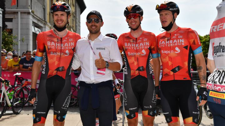 El ciclista italiano Sonny Colbrelli posa junto a sus compañeros del Bahrain Victorious en la salida de la decimosexta etapa del Giro de Italia en Salò.