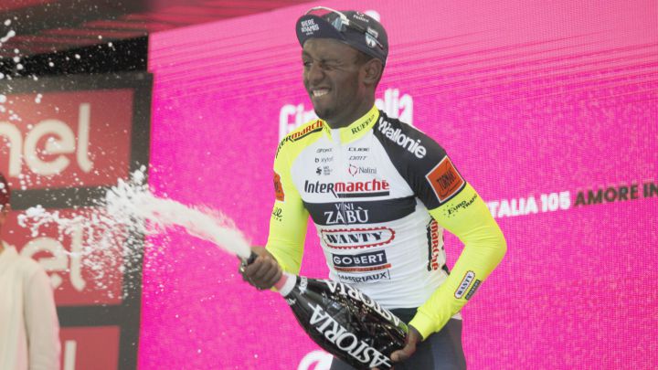 El ciclista eritreo Biniam Girmay, con la botella de champán tras ganar la décima etapa del Giro de Italia en Jesi.