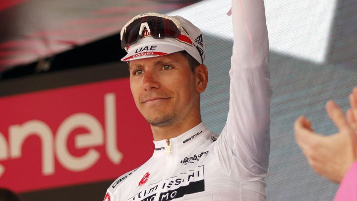 El ciclista portugués João Almeida posa en el podio tras la decimoséptima etapa del Giro de Italia.