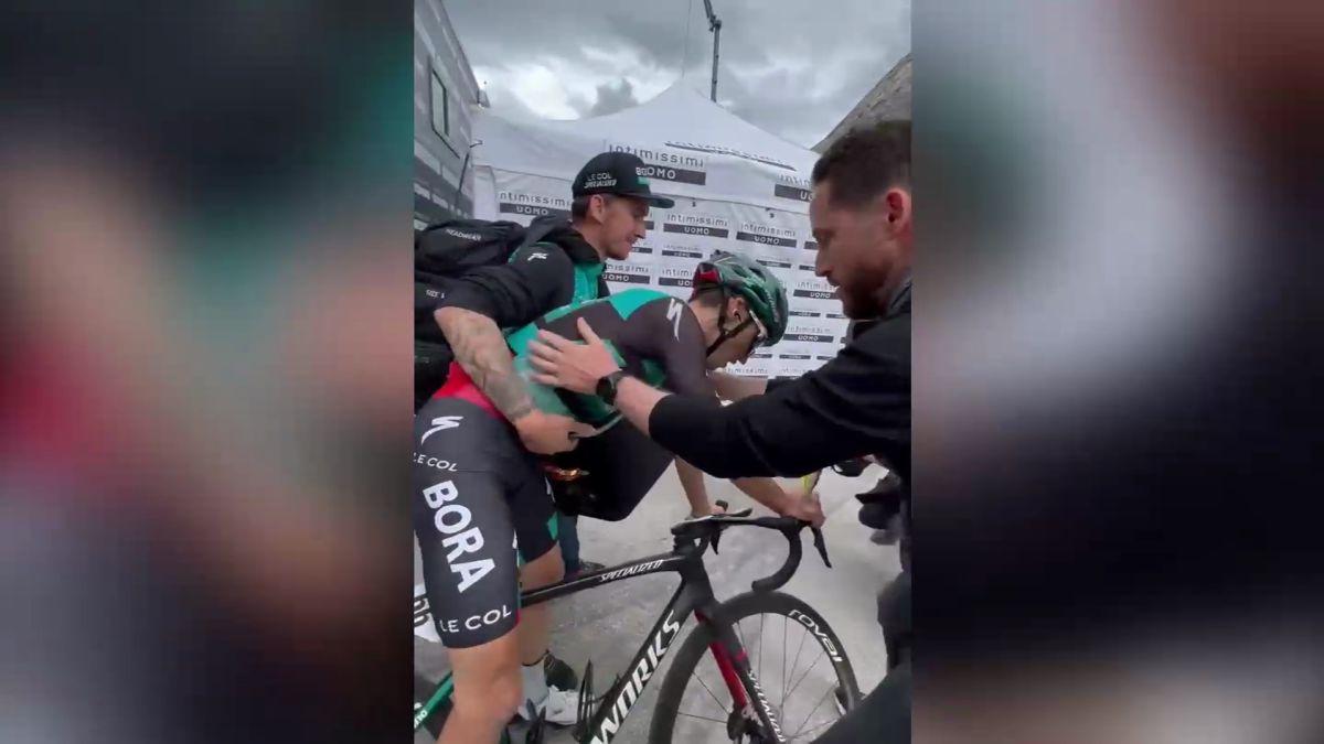 El ciclismo en toda su crudeza y la potente escena del líder del Giro - AS.com