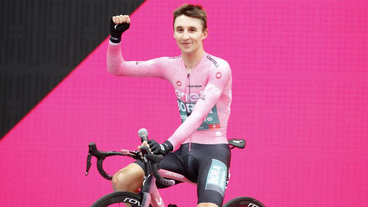 El ciclista australiano Jai Hindley celebra su victoria en la general del Giro de Italia 2022 tras la crono final de Verona.