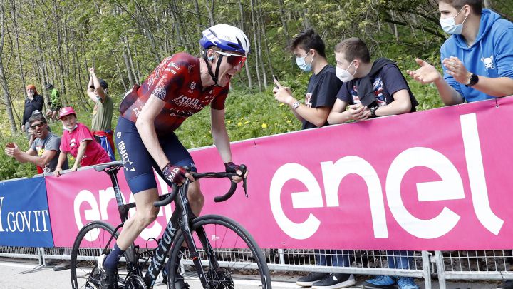 El ciclista irlandés Dan Martin rueda hacia la victoria en la decimoséptima etapa del Giro de Italia 2021 con final en Sega di Ala.