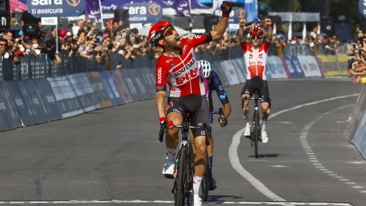 El ciclista belga Thomas De Gendt celebra su victoria en la octava etapa del Giro de Italia con final en Nápoles.