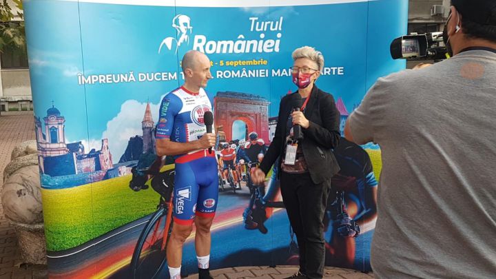 El ciclista del Work Service Davide Rebellin atiende a los medios en la Vuelta a Rumanía 2021.