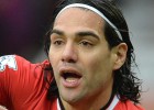 Falcao provoca penal y aplausos en Old Trafford