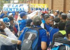 Grupo de hinchas protesta en la asamblea de Millonarios